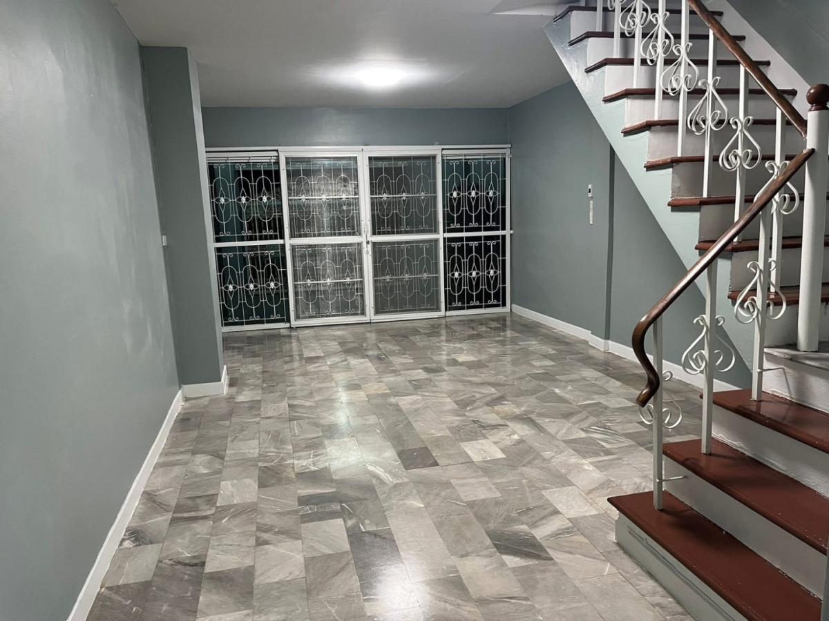 STST101 ให้เช่า ทาวเฮ้าส์ ย่านฝั่งธน หมู่บ้านสินทวี สวนธน 3  เนื้อที่ 16.5 ตรว. 3ชั้น 4นอน 4น้ำ 9,000 บาท 064-959-8900