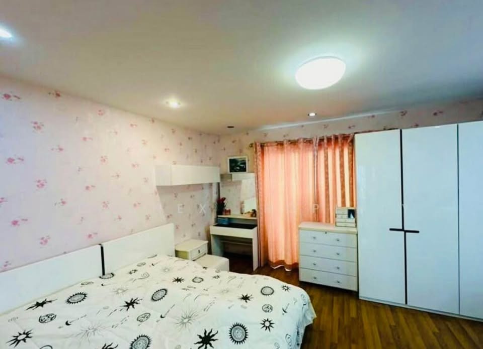 S-KRTN101 ขาย ทาวน์โฮม หมู่บ้านเคริซทาวน์ ถนนนิมิตรใหม่ 3ชั้น 17.4ตรว. 155 ตรม. 3นอน 3น้ำ 4.3 ล้าน 064-959-8900