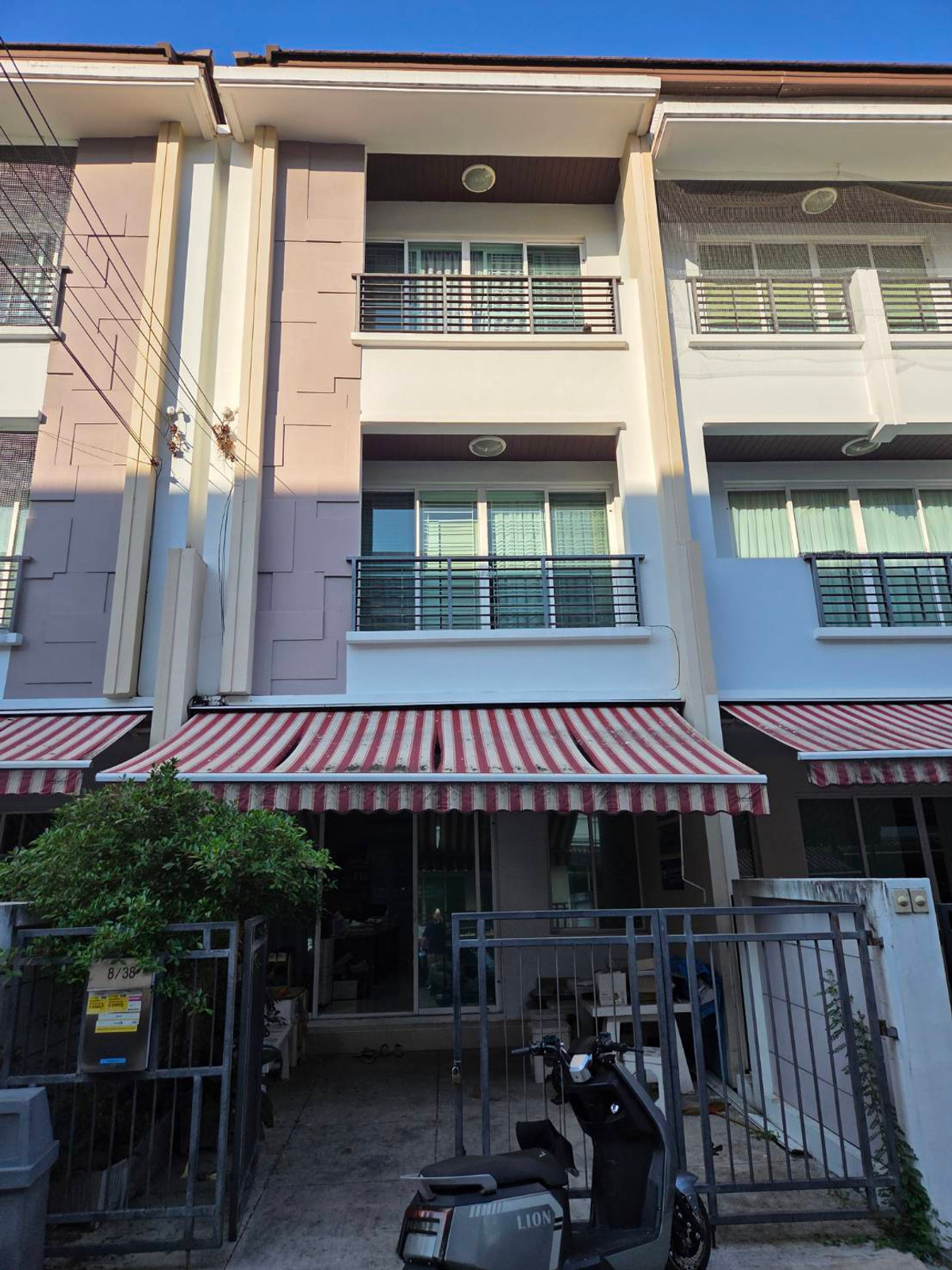 THNNW101 ขาย ทาวน์โฮม นาคนิวาส 34 พื้นที่ 20 ตร.ว พื้นที่ใช้สอย 180 ตร.ม 3ชั้น 3นอน 3น้ำ 4เครื่องปรับอากาศ 1ห้องครัว 5.9 ล้าน 098-254-5162