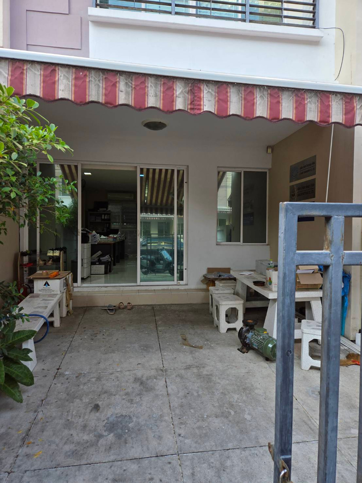 THNNW101 ขาย ทาวน์โฮม นาคนิวาส 34 พื้นที่ 20 ตร.ว พื้นที่ใช้สอย 180 ตร.ม 3ชั้น 3นอน 3น้ำ 4เครื่องปรับอากาศ 1ห้องครัว 5.9 ล้าน 098-254-5162