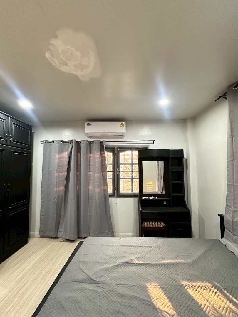 RSTSL102 ให้เช่า บ้านเดี่ยวหรู 2 ชั้น สุทธิสาร – ลาดพร้าว 64 ขนาดที่ดิน 55 ตร.ว. พื้นที่ใช้สอย 350 ตร.ม. 5 นอน 2 น้ำ 60,000 บาท  064-959-8900