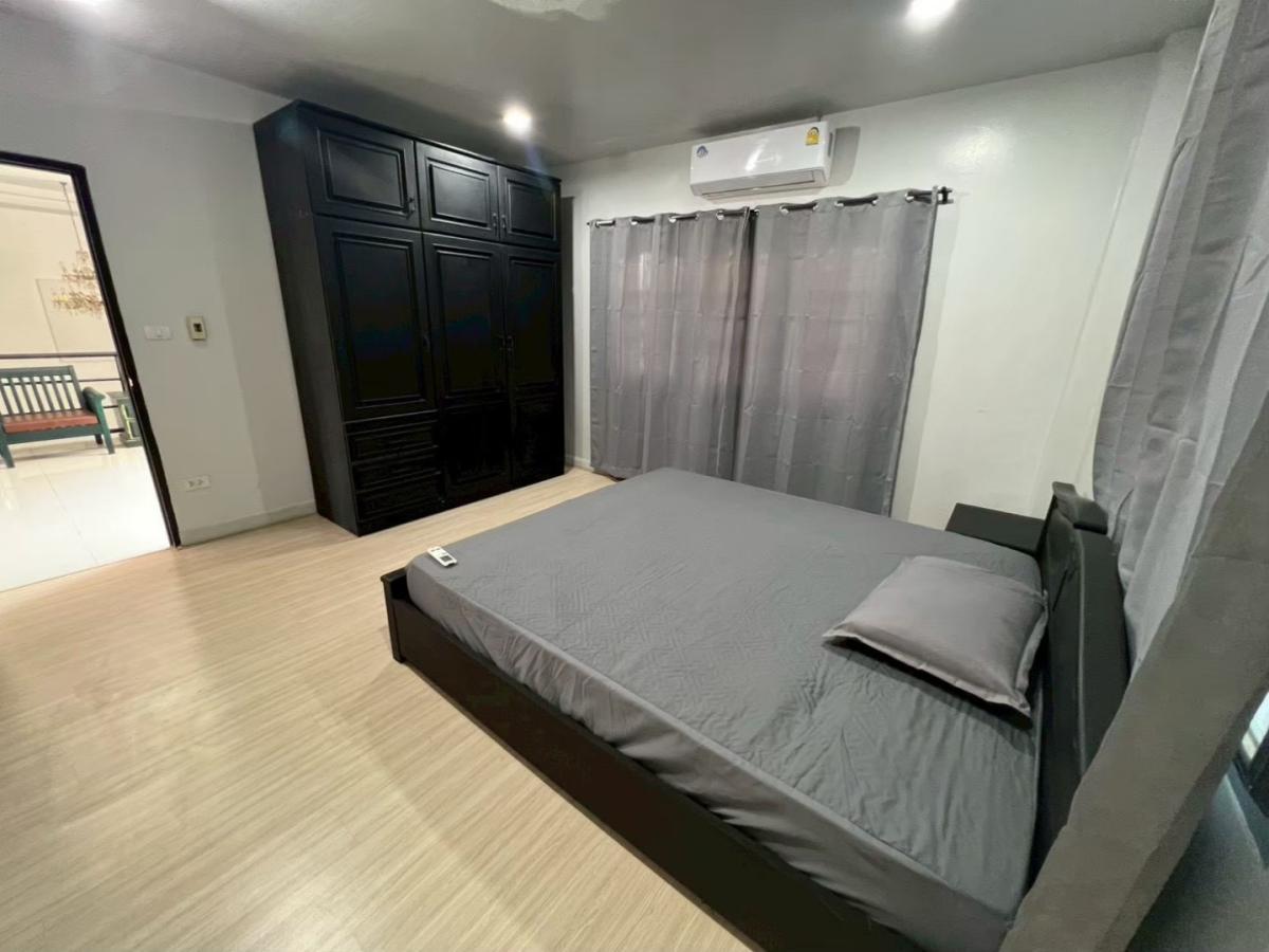 RSTSL102 ให้เช่า บ้านเดี่ยวหรู 2 ชั้น สุทธิสาร – ลาดพร้าว 64 ขนาดที่ดิน 55 ตร.ว. พื้นที่ใช้สอย 350 ตร.ม. 5 นอน 2 น้ำ 60,000 บาท  064-959-8900