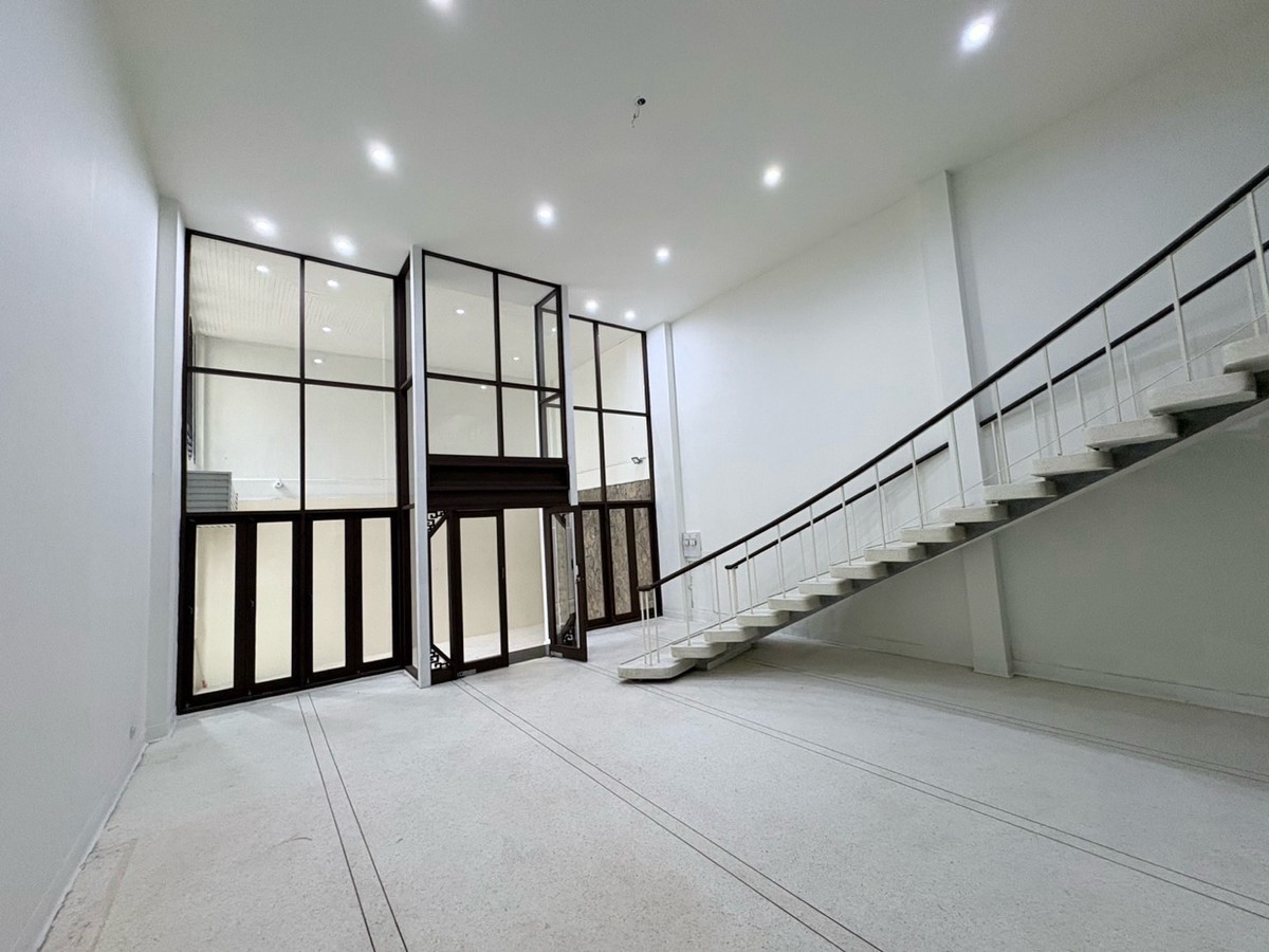 S-ASBT101 ขาย ทาวเฮ้าส์ 7 ชั้น ใจกลางเมือง ย่านสยาม บรรทัดทอง 70 ตรว. 4 นอน 5 น้ำ 26 ล้าน 064-959-8900