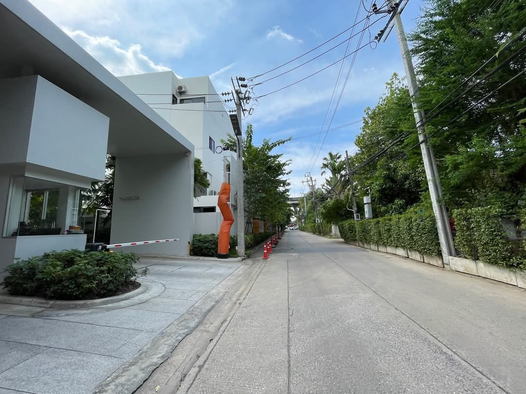 AKVD101 ให้เช่า บ้านแฝด โครงการ อาคิน วิภาวดี 84 หลังมุม ทิศเหนือ 3.5 ชั้น  270 ตร.ม. 41.4 ตร.ว. 3 ห้อง 4 ห้อง 95,000 บาท 064-959-8900