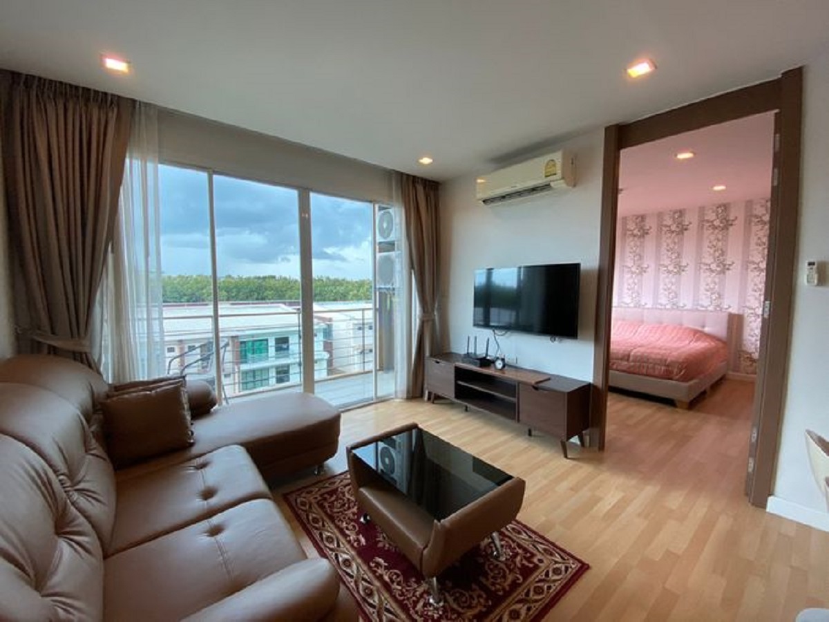 Green-Lake-Condo-Sriracha